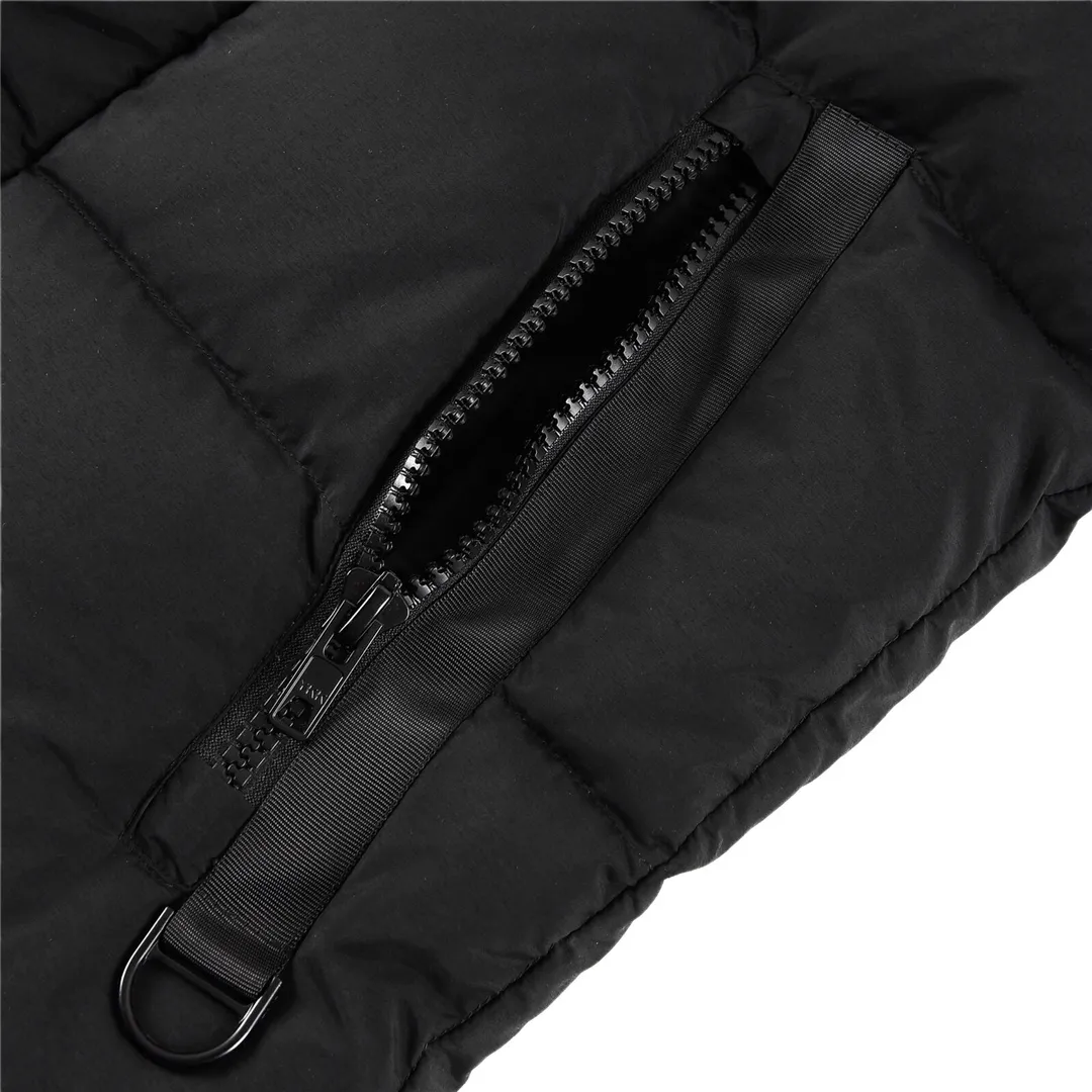P780 CANADA GOOSE/Canada Goose Junction/3M Reflective Black Label Parker/2602LB Ouyang Nana's same Junction Parker is made of CORDURA@'s super-soft EnduraLuxe fabric, which enhances the durability of easy-to-wear parts, making it lightweight and durable. 360-degree reflective strips on the collar improve visibility in low-light environments. Features a removable hood for easy transition into warmer weather. Removable premium insulated hood can be adjusted both ways Color: Black White Sizes: XS-XXL